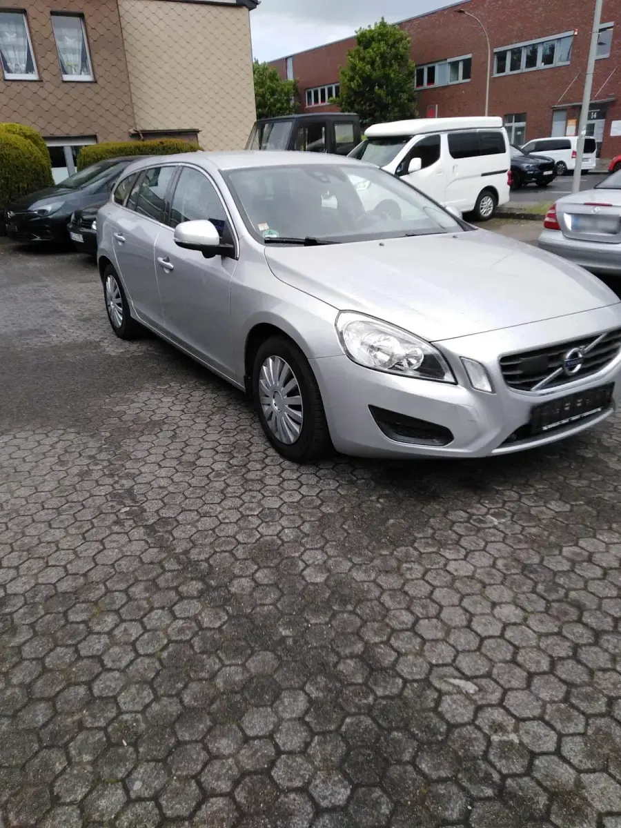 Używany Volvo V60 163 KM (119 kW) 2012 Srebrny Kombi