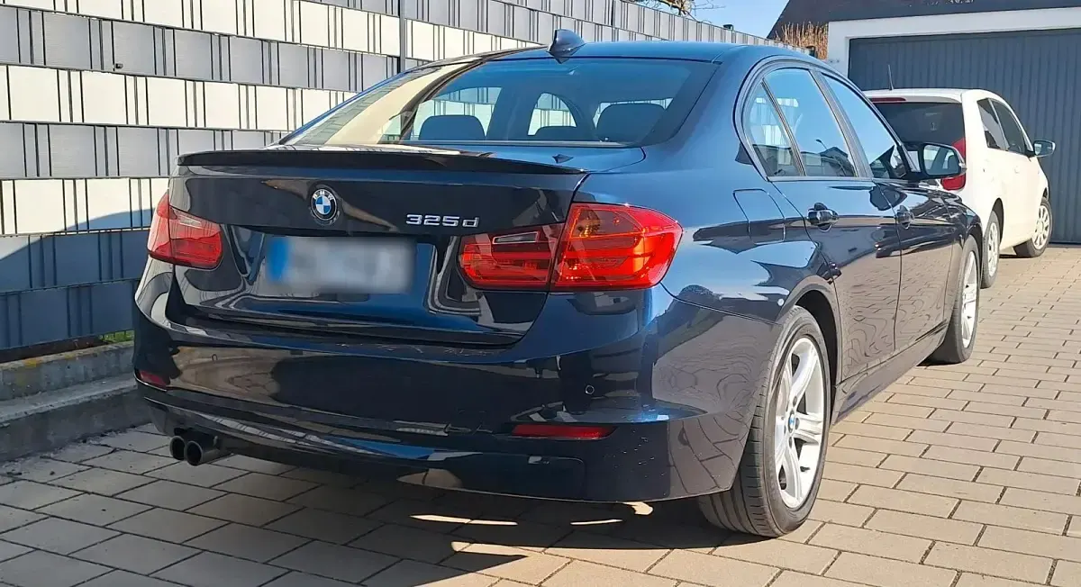 Gebraucht BMW 325 Sport Line 218 PS (160 kW) 2014 Blau Limousine