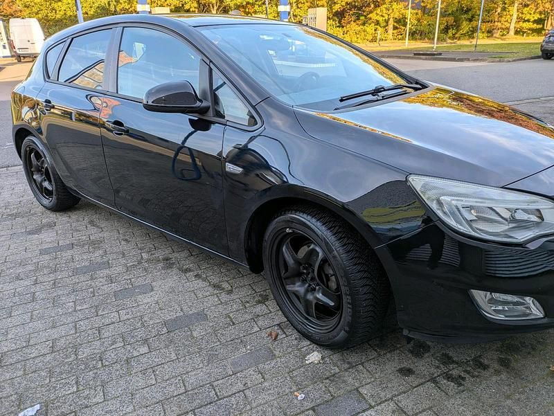 Gebraucht Opel Astra 101 PS (74 kW) 2011 Schwarz Limousine