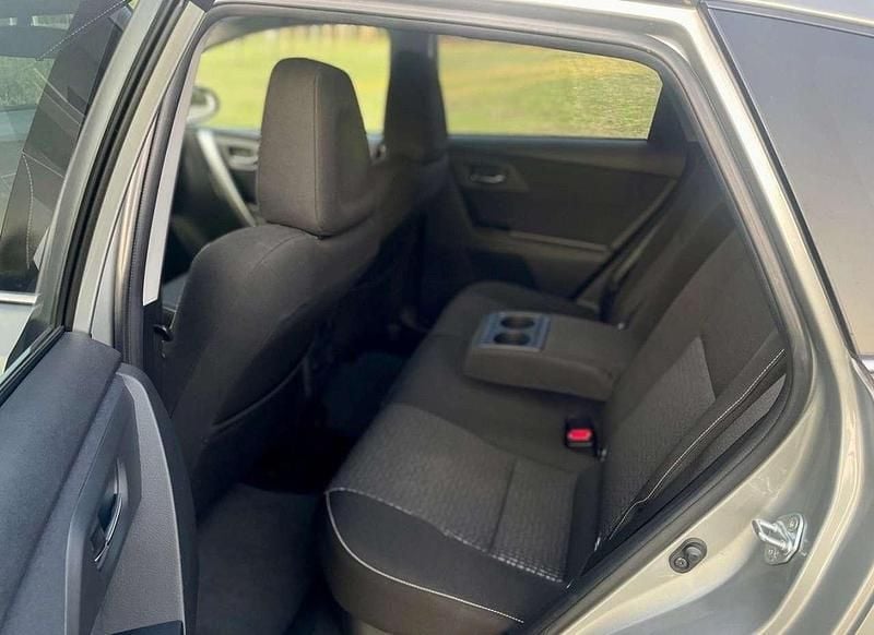 Grau Gebraucht 2015 Toyota Auris Hybrid Life Limousine | 9.230 € (Guter Preis) - Bild 1/4