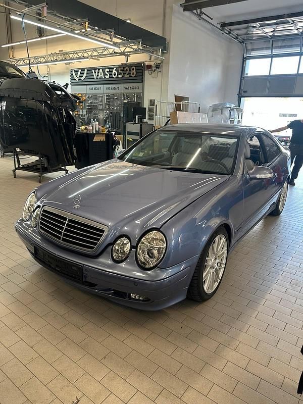 Blau Gebraucht 2001 Mercedes CLK320 Avantgarde Coupé | 8.300 € (Teuer) - Bild 1/4