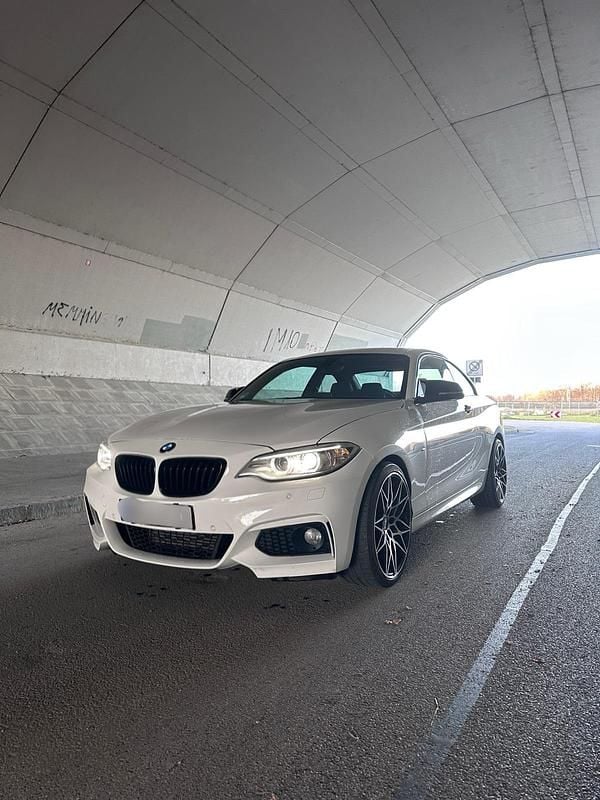 Weiß Gebraucht 2016 BMW 225 M Sport Coupé | 15.999 € (Guter Preis) - Bild 1/4