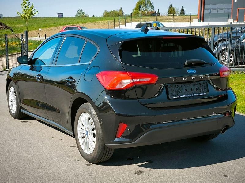 Usado Ford Focus Titanium 125 CV (91 kW) 2021 Negro Berlina