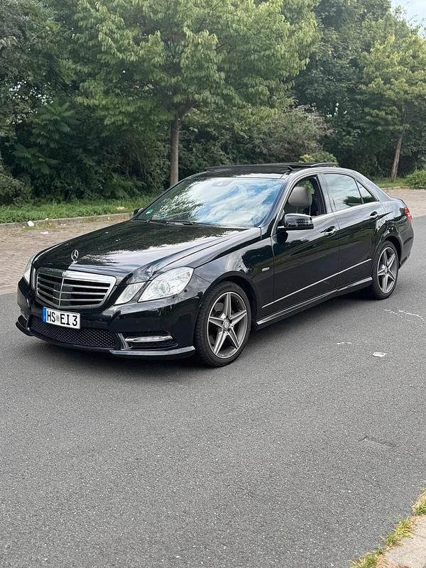 Schwarz Gebraucht 2011 Mercedes E350 Limousine | 17.000 € - Bild 1/4