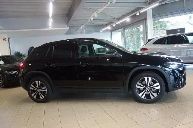 Gebraucht Mercedes GLA180 Progressive 136 PS (100 kW) 2024 Lack kosmosschwarz SUV
