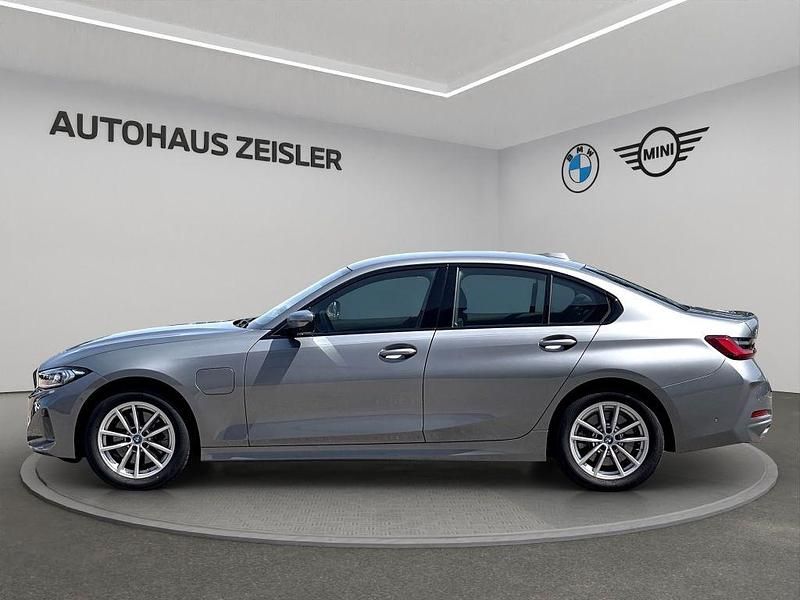 Gebraucht BMW 330e 184 PS (135 kW) 2024 Skyscraper grau Limousine