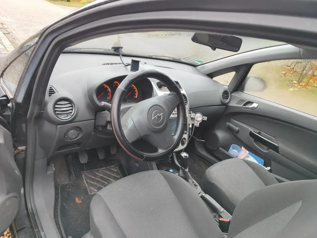 Używany Opel Corsa Edition 60 KM (44 kW) 2009 Czarny Sedan/Limuzyna