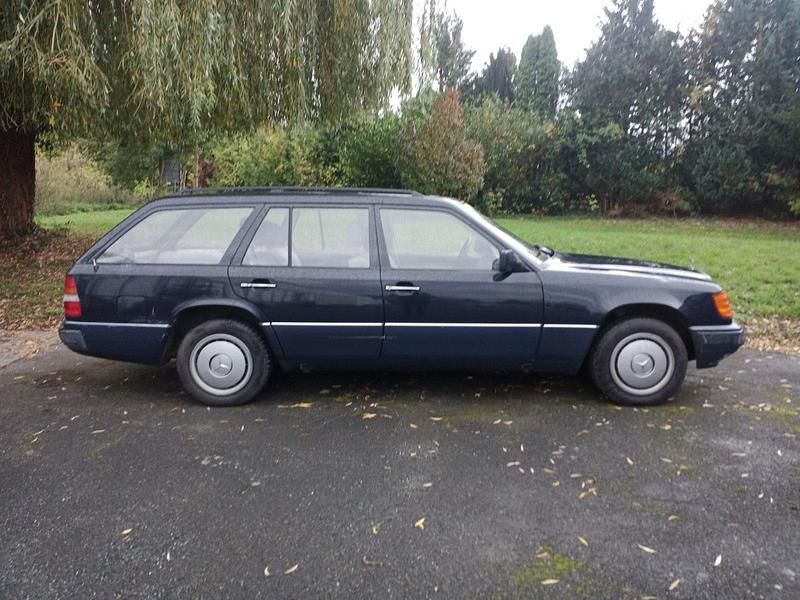 Gebraucht Mercedes E230 132 PS (97 kW) 1991 Blau Kombi