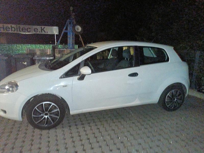 Weiß Gebraucht 2009 Fiat Punto Kleinwagen | 1.350 € (Fairer Preis) - Bild 1/4