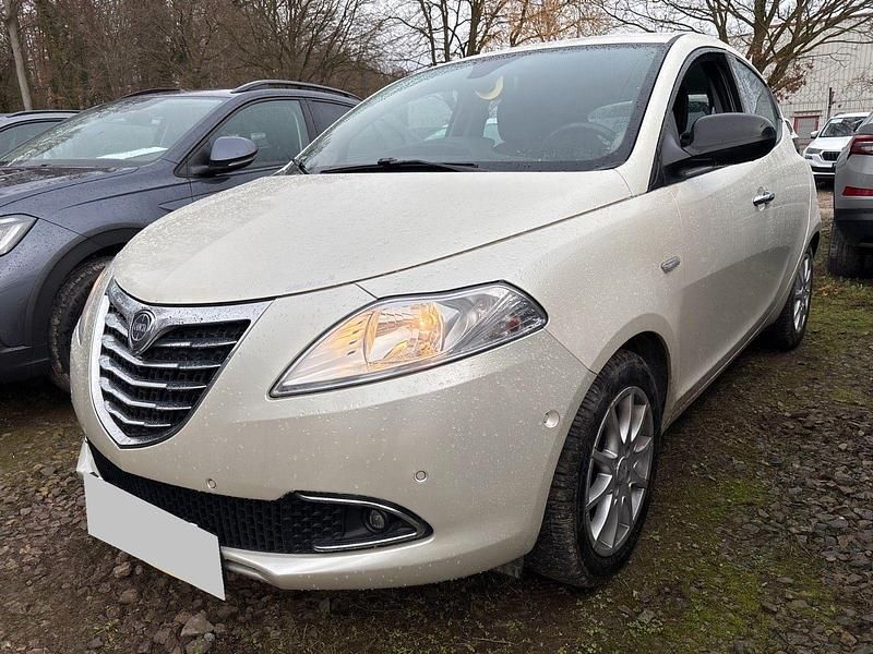 Gebraucht Lancia Ypsilon Platinum 86 PS (63 kW) 2012 Weiß Kleinwagen