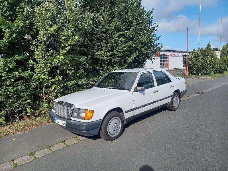 Weiß Gebraucht 1985 Mercedes E230 Limousine | 7.000 € - Bild 1/4