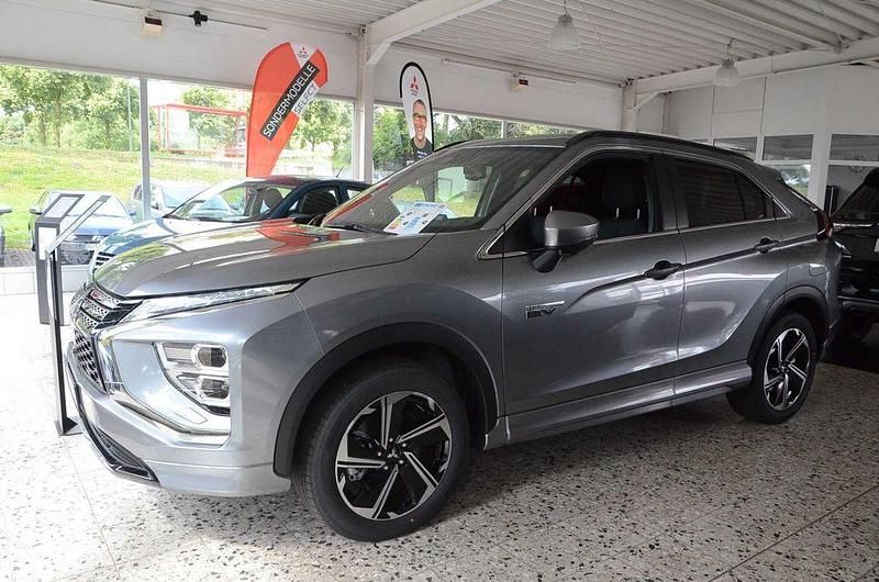 Grau Gebraucht 2024 Mitsubishi Eclipse Cross Select SUV | 31.950 € - Bild 1/4