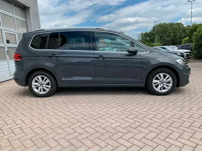 Gebraucht VW Touran 150 PS (110 kW) 2023 Grau Van / Kleinbus