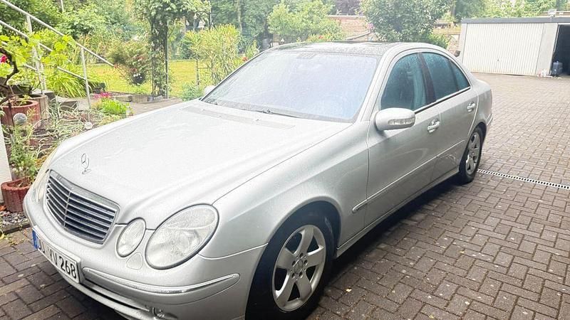 Silber Gebraucht 2003 Mercedes E270 Avantgarde Limousine | 5.000 € (Fairer Preis) - Bild 1/4
