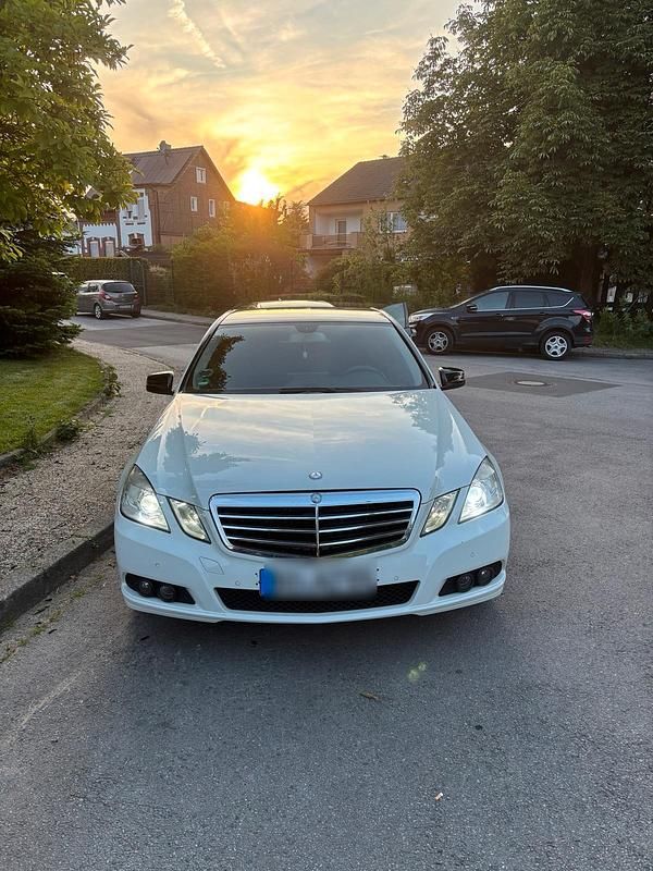 Weiß Gebraucht 2009 Mercedes E220 Limousine | 7.300 € (Fairer Preis) - Bild 1/4