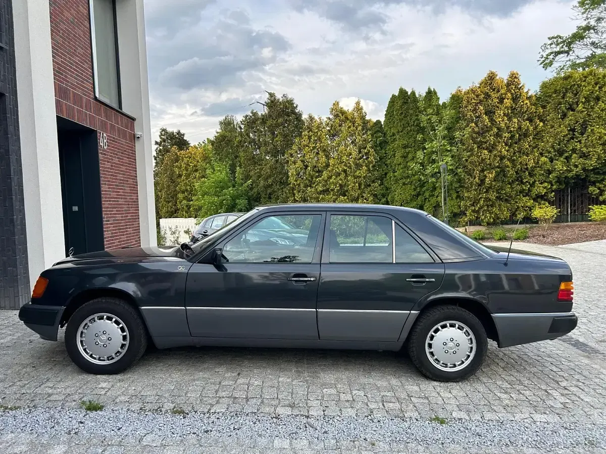Używany Mercedes E300 1990 Szary Sedan/Limuzyna