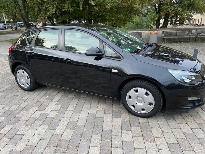 Schwarz Gebraucht 2013 Opel Astra Edition Limousine | 3.800 € (Guter Preis) - Bild 1/4