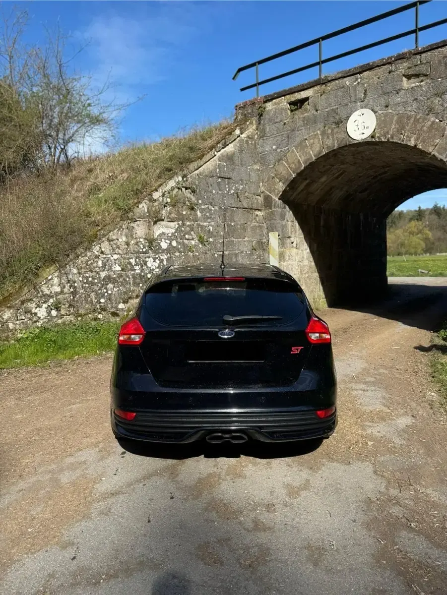 Używany Ford Focus ST 250 KM (183 kW) 2015 Czarny Hatchback