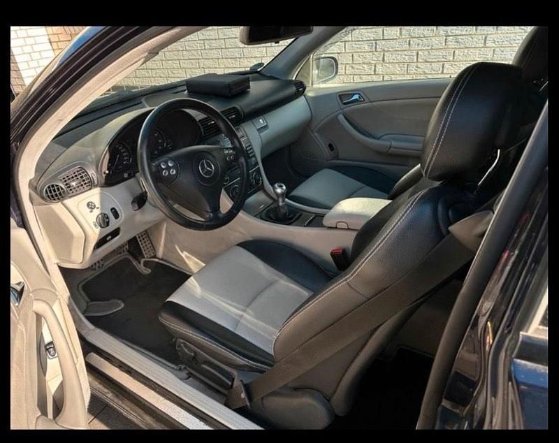 Gebraucht Mercedes C180 143 PS (105 kW) 2005 Blau Coupé