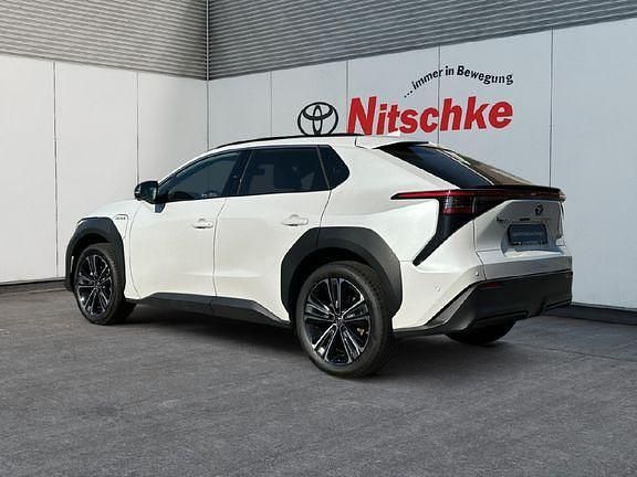 Gebraucht Toyota bZ4X Basis 150 kW (204 PS) 2023 Platinumweiß perleffekt SUV