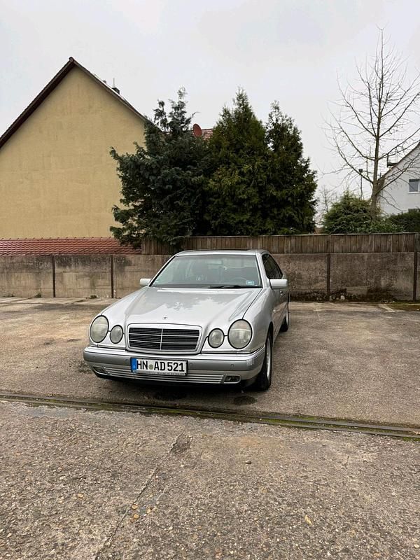 Silber Gebraucht 1998 Mercedes E240 Limousine | 2.200 € - Bild 1/4
