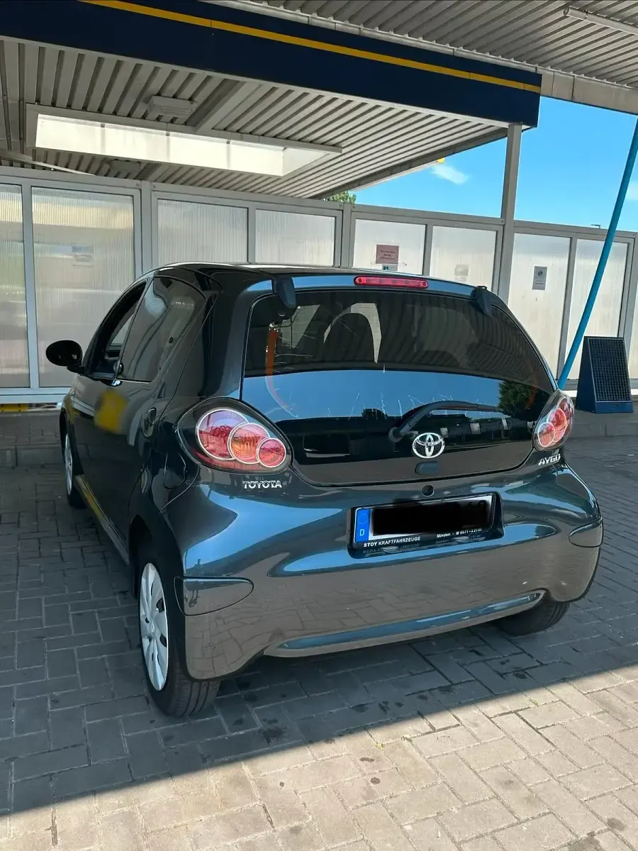 Gebraucht Toyota Aygo 68 PS (50 kW) 2013 Grau Kleinwagen