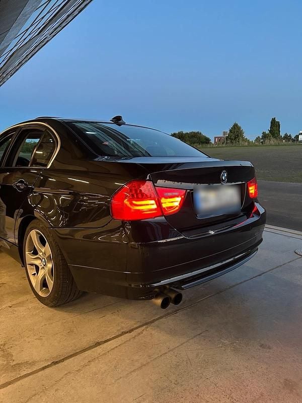 Gebraucht BMW 325 218 PS (160 kW) 2011 Schwarz Limousine