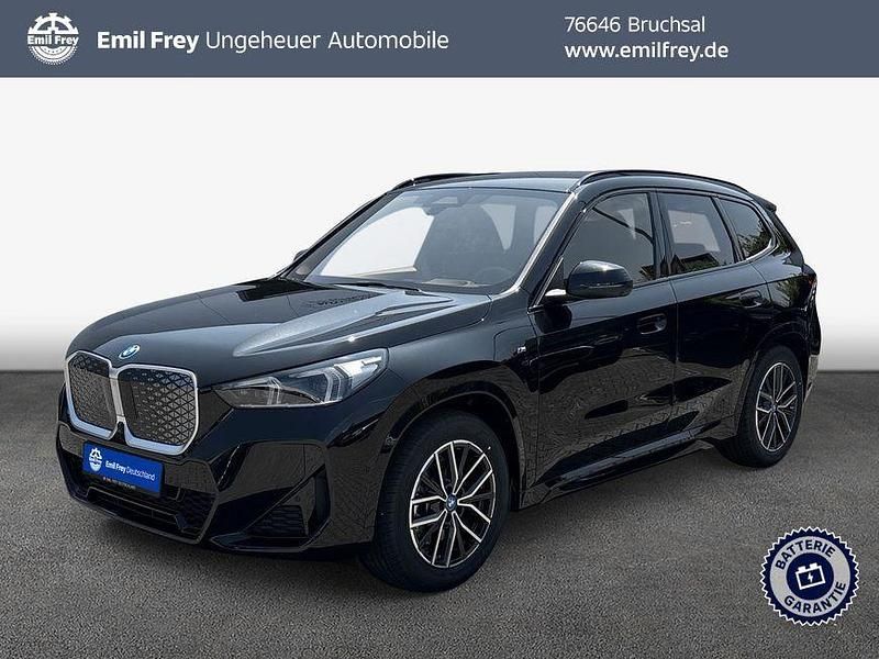 Saphirschwarz metallic Neu 2025 BMW iX1 M Sport SUV | 58.990 € (Etwas zu teuer) - Bild 1/2