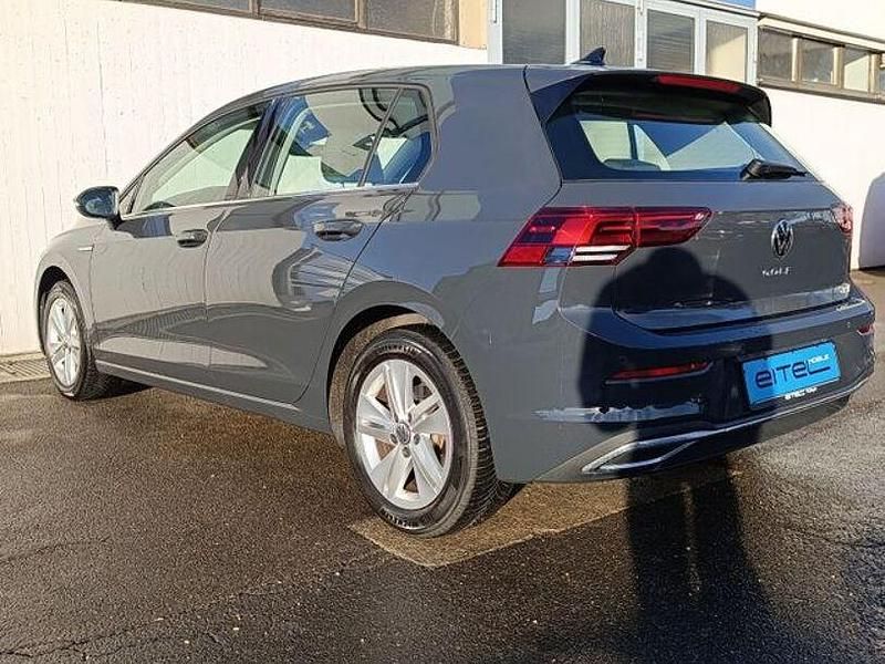 Gebraucht VW Golf VIII Style 150 PS (110 kW) 2024 Uranograu/cinza urano Limousine