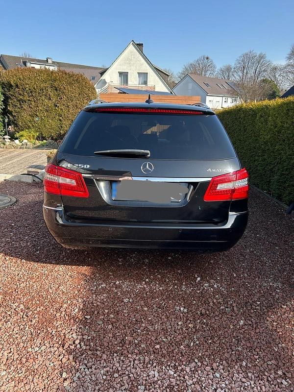 Gebraucht Mercedes E250 204 PS (150 kW) 2012 Schwarz Kombi