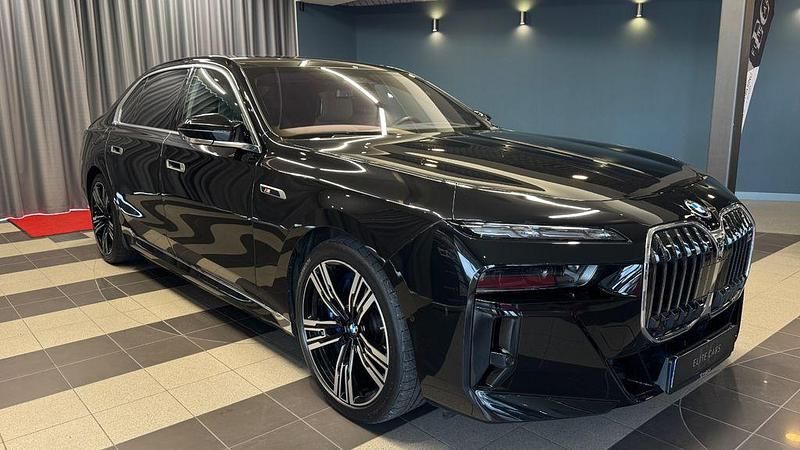 Gebraucht BMW M760e Performance 571 PS (419 kW) 2024 Schwarz Limousine
