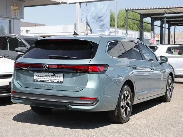 Gebraucht VW Passat Business 150 PS (110 kW) 2025 Maripositgrün metallic Kombi