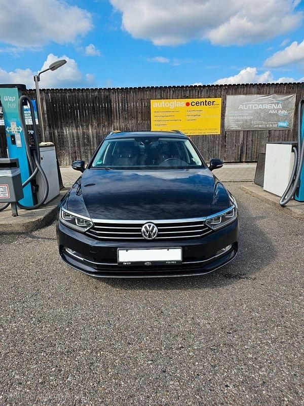 Schwarz Gebraucht 2018 VW Passat Highline Kombi | 19.900 € (Fairer Preis) - Bild 1/4