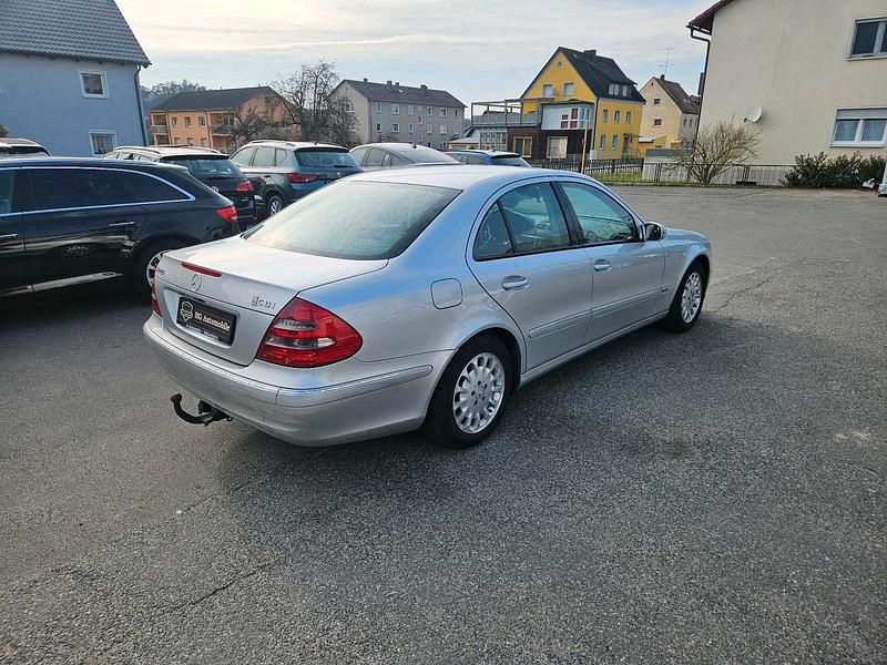 Gebraucht Mercedes E220 150 PS (110 kW) 2002 Silber Limousine