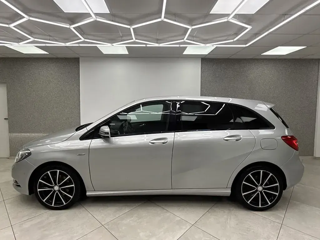 Gebraucht Mercedes B200 Sport 156 PS (114 kW) 2012 Silber (metallic) Kleinwagen