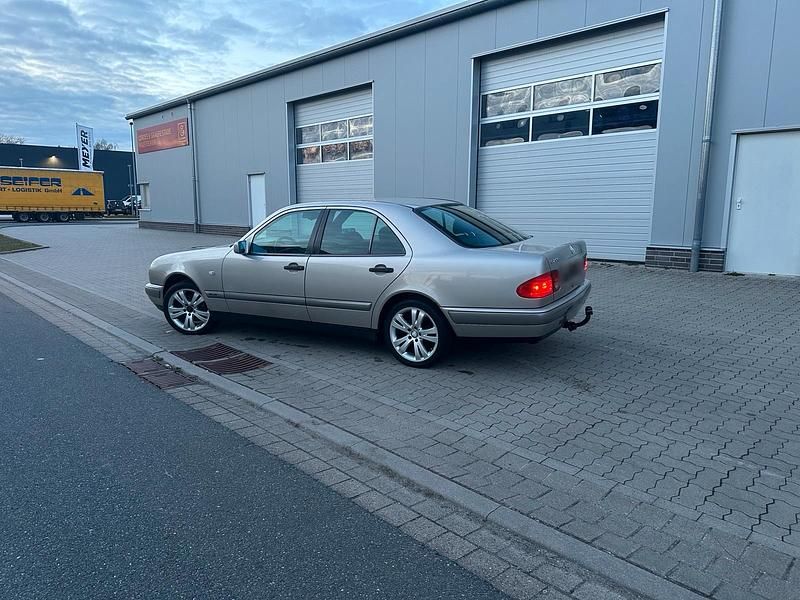 Gebraucht Mercedes E200 136 PS (100 kW) 1995 Gold Limousine