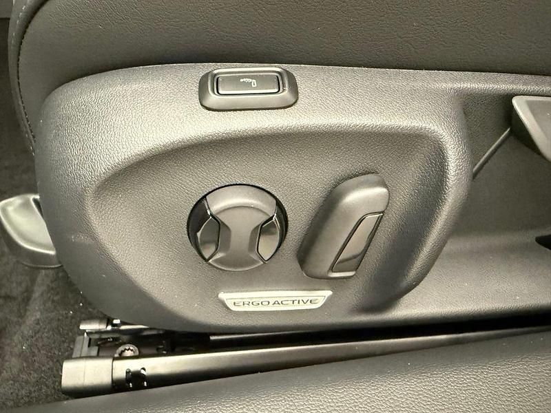 Gebraucht VW Passat IQ Drive 150 PS (110 kW) 2025 Schwarz Kombi