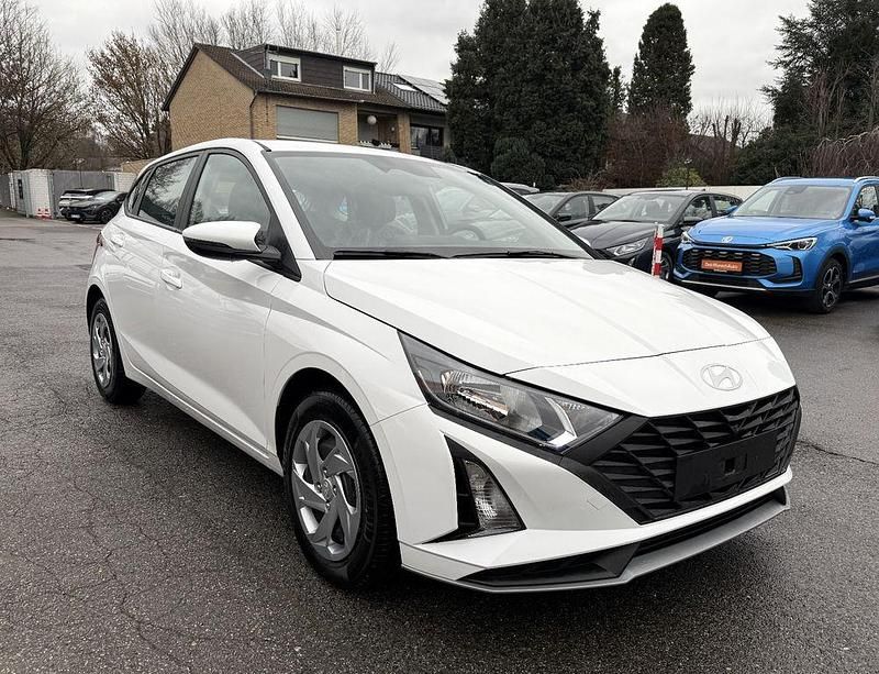 Neu Hyundai i20 79 PS (58 kW) 2025 Grau Limousine