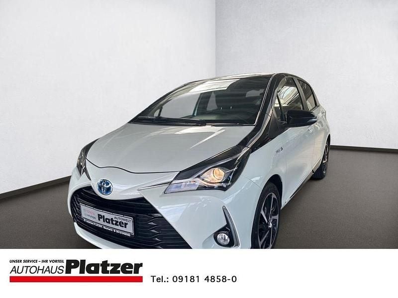 Weiss Gebraucht 2020 Toyota Yaris Hybrid Limousine | 15.990 € (Superpreis) - Bild 1/4