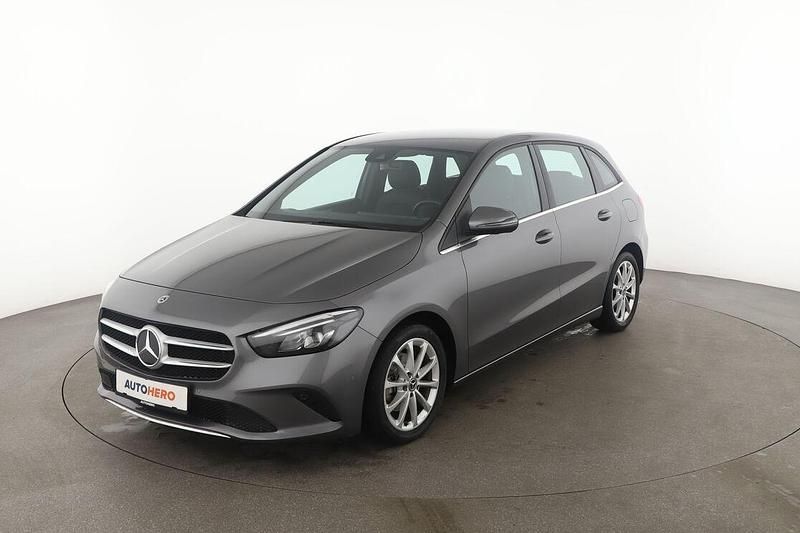 Grau Gebraucht 2019 Mercedes B180 Style Van / Kleinbus | 19.740 € (Fairer Preis) - Bild 1/3