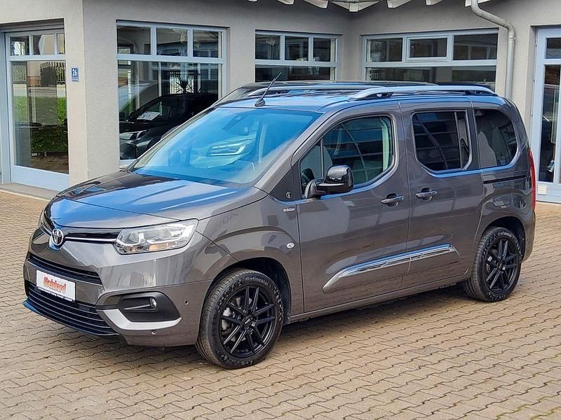 Weiß Gebraucht 2022 Toyota Proace Verso City Kombi | 25.880 € (Fairer Preis) - Bild 1/4