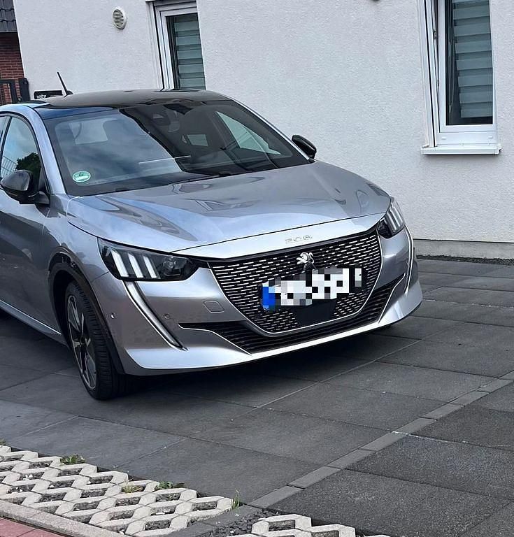 Silber Gebraucht 2021 Peugeot e-208 GT Kleinwagen | 14.490 € (Superpreis) - Bild 1/4
