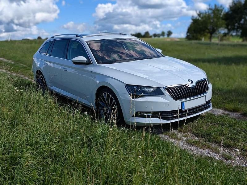 Weiß Gebraucht 2017 Skoda Superb LAURIN & KLEMENT Kombi | 25.555 € (Teuer) - Bild 1/4