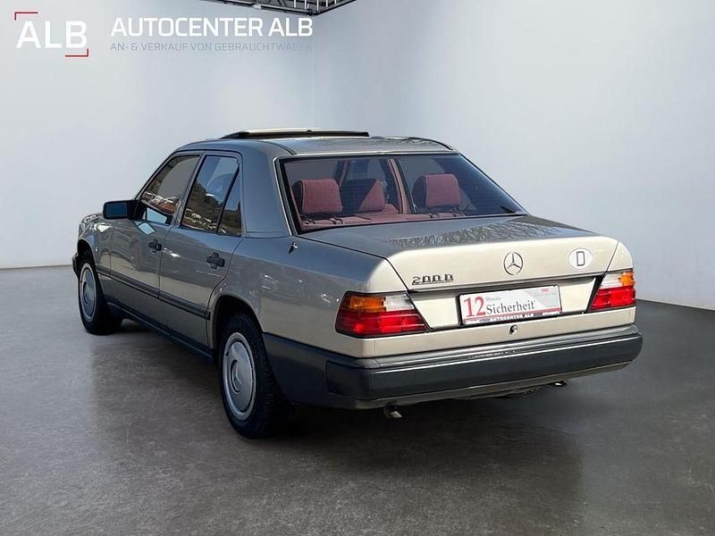 Gebraucht Mercedes 200 72 PS (52 kW) 1988 Silber Limousine