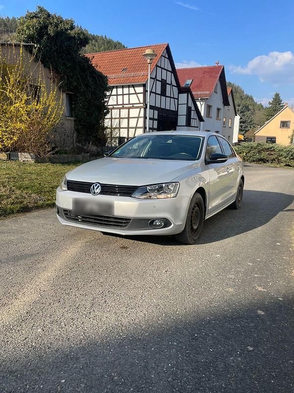 Gebraucht VW Jetta 105 PS (77 kW) 2012 Silber Limousine