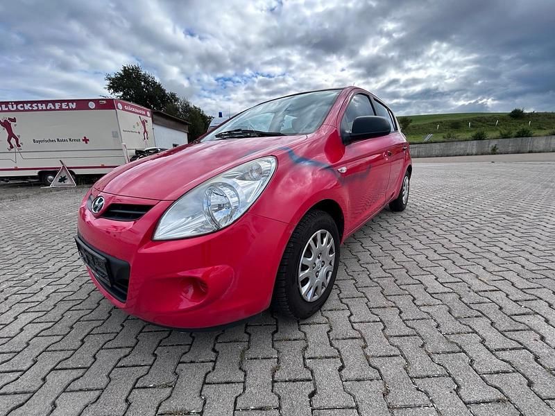 Rot Gebraucht 2009 Hyundai i20 Limousine | 999 € (Guter Preis) - Bild 1/4
