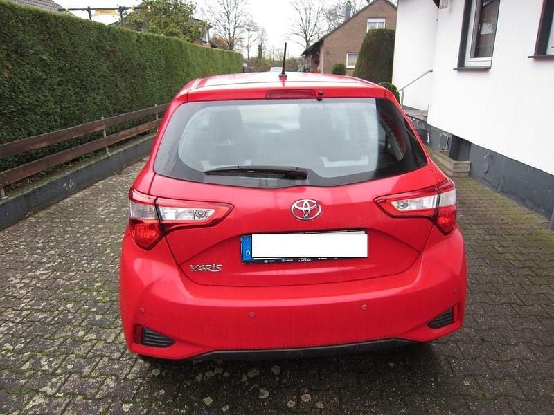 Gebraucht Toyota Yaris Team 111 PS (81 kW) 2017 Rot Limousine