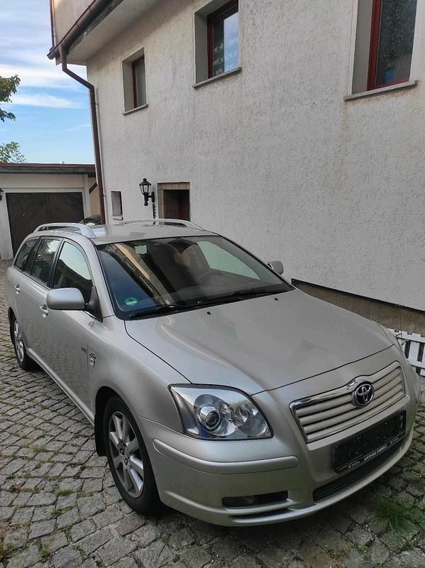 Silber Gebraucht 2004 Toyota Avensis T2 Kombi | 1.999 € (Fairer Preis) - Bild 1/4