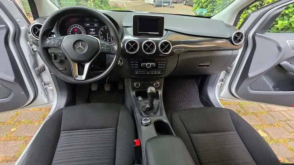 Gebraucht Mercedes B180 Style 122 PS (89 kW) 2014 Silber Kleinwagen