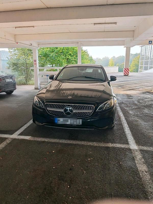 Schwarz Gebraucht 2017 Mercedes E220 Limousine | 19.400 € (Superpreis) - Bild 1/4